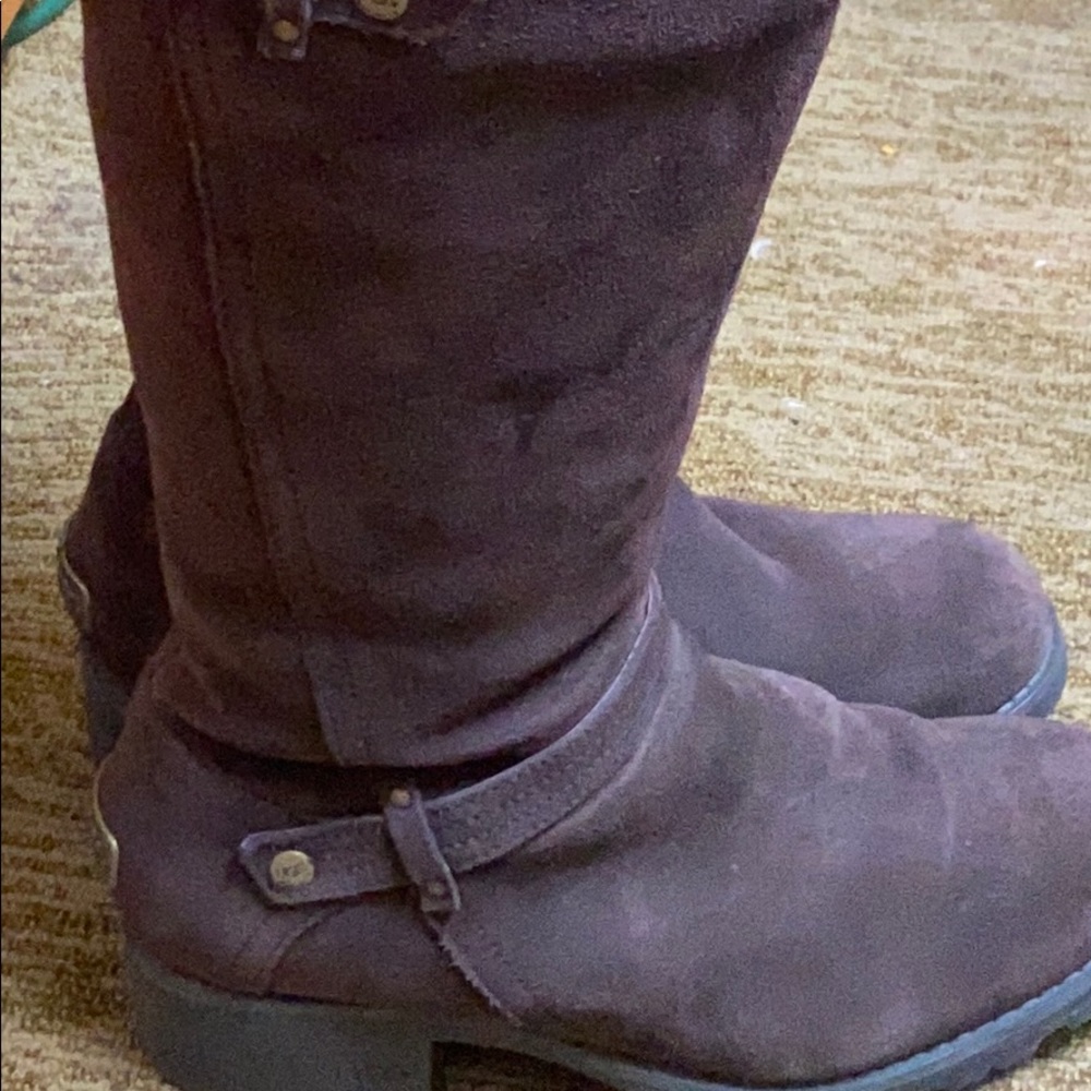 UGGS BOOTS ZIPPERED ON SIDE